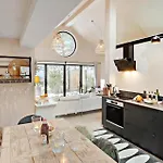 2 Bedroom Lovely In בית נופש *